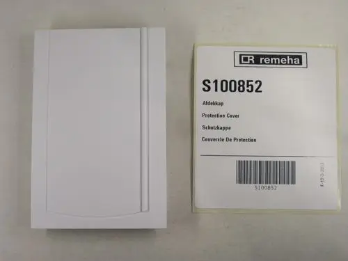 Weiße Schutzkappe von Remeha neben Verpackung, die die Artikelnummer S100852 und mehrsprachige Produktbezeichnungen zeigt.
